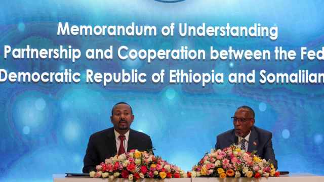 El presidente de Somalilandia, Muse Bihi Abdi, y el primer ministro etíope, Abiy Ahmed, firmando el memorando este pasado lunes.
