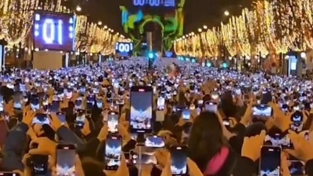 Imagen de las celebraciones de Año Nuevo en París.