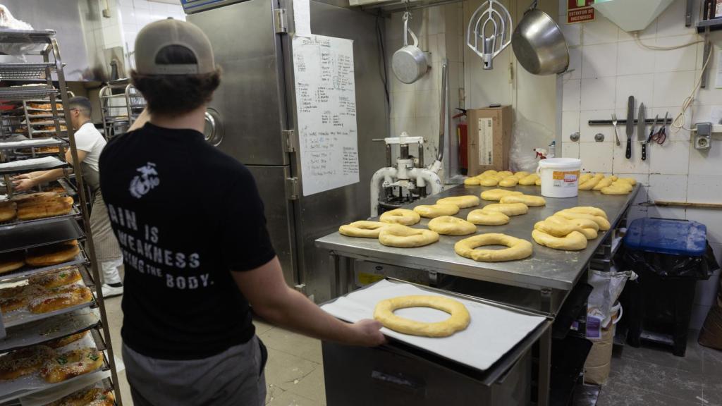 Un pastelero elabora masa de roscón.