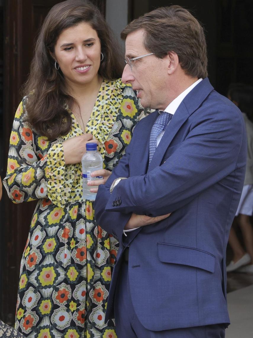 José Luis Martinez-Almeida y Teresa Urquijo durante la boda de Alejandra Bogas Tapia y Rafael en Ibiza.
