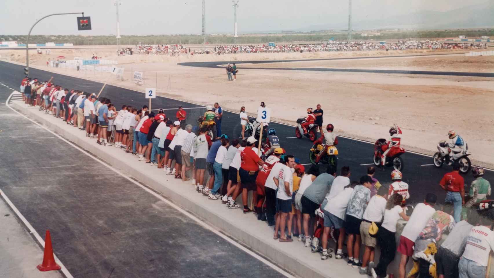 Una de las carreras de motos que albergó el antiguo circuito de La Torrica, antes de ser cerrado por la construcción del nuevo trazado de Los Milanos donde se celebra la rave.