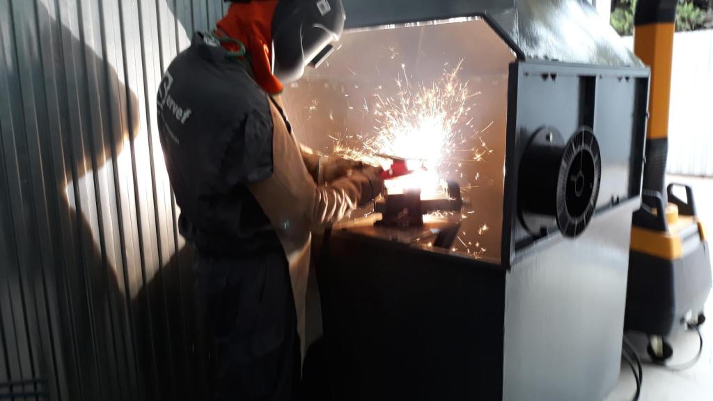 Un alumno de un curso de soldadura de Labora.