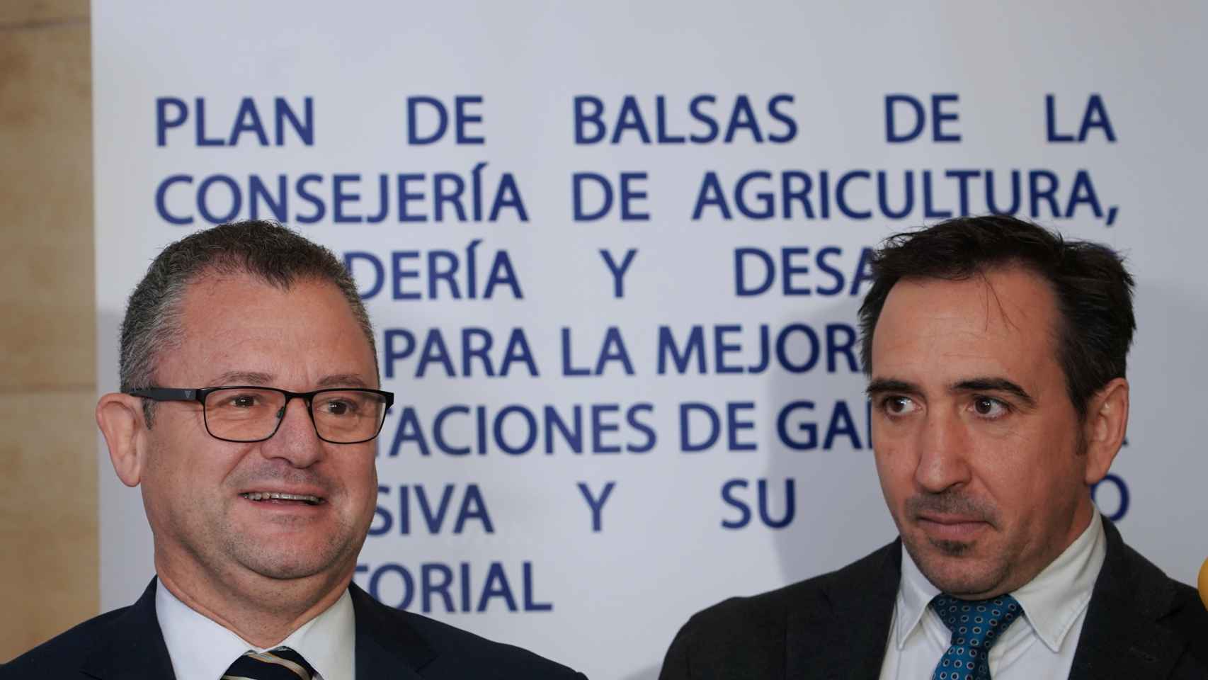 El consejero de Agricultura, Ganadería y Desarrollo Rural, Gerardo Dueñas, junto al director general de Desarrollo Rural Jorge Izquierdo