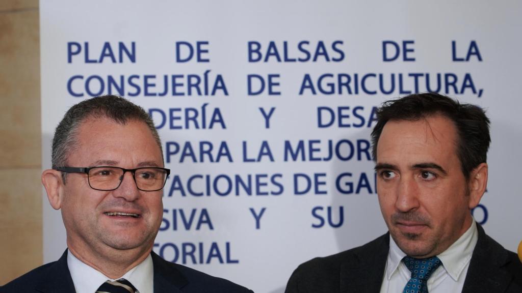 El consejero de Agricultura, Ganadería y Desarrollo Rural, Gerardo Dueñas, junto al director general de Desarrollo Rural Jorge Izquierdo