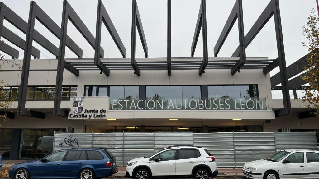 Estación de buses de León con el logo de la Junta