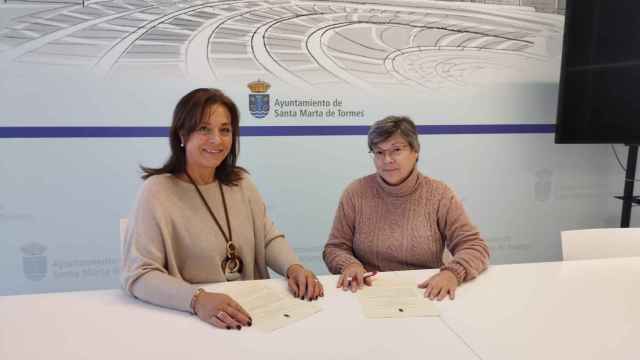 La concejala de Mayores, Mari Cruz Gacho, firmando el convenio de colaboración con el taller de costura de Santa Marta