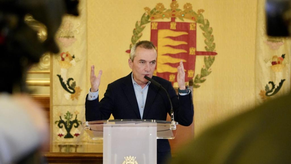 El concejal de Urbanismo y Vivienda del Ayuntamiento de Valladolid, José Ignacio Zarandona, ofrece una rueda de prensa relacionada con el proyecto del paso bajo el ferrocarril en el paseo Arco de Ladrillo presentado por el anterior equipo de Gobierno.