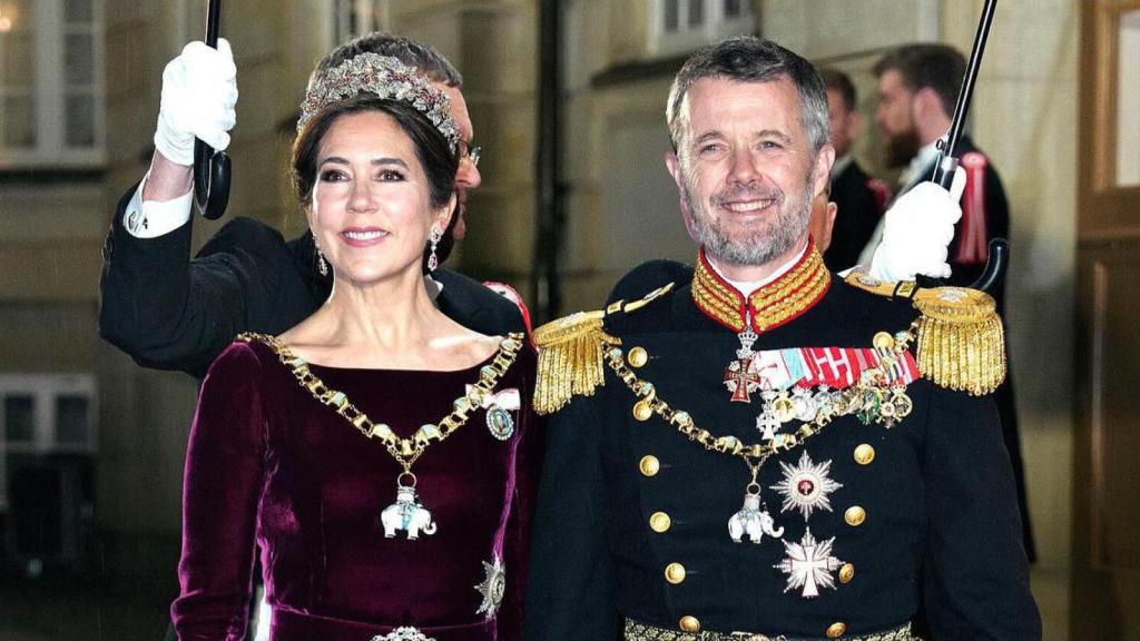 Federico de Dinamarca junto a su mujer, Mary, después que su madre anunciara su decisión de abdicar.