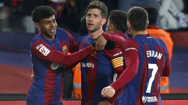 Los jugadores del Barça celebran un gol de Sergi Roberto.