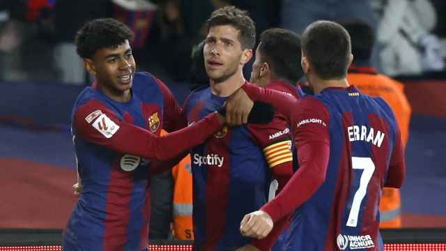 Los jugadores del Barça celebran un gol de Sergi Roberto.