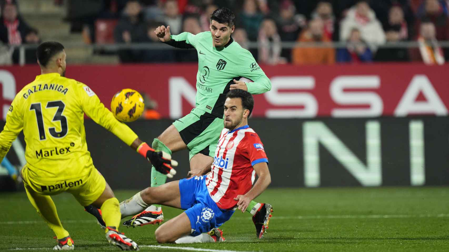 Morata realiza un disparo frente al Girona.