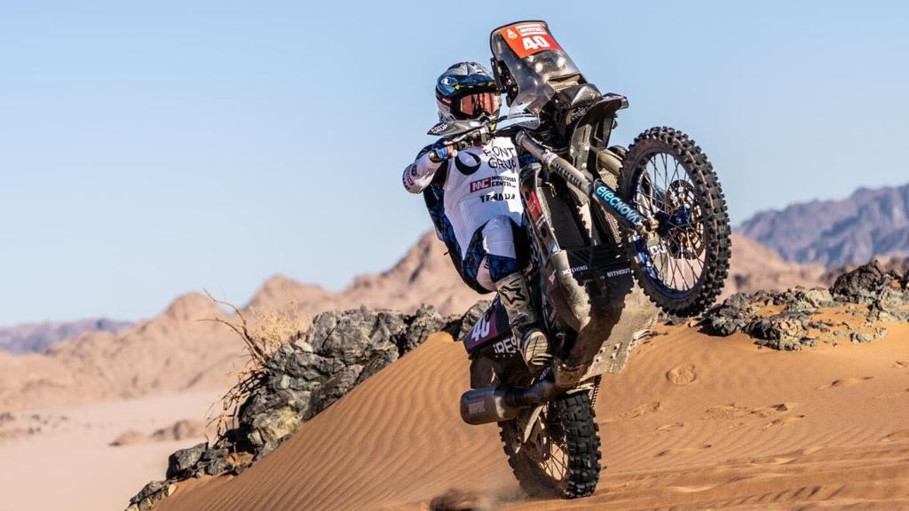 El piloto Javi Vega durante un reconocimiento antes del Rally Dakar 2024