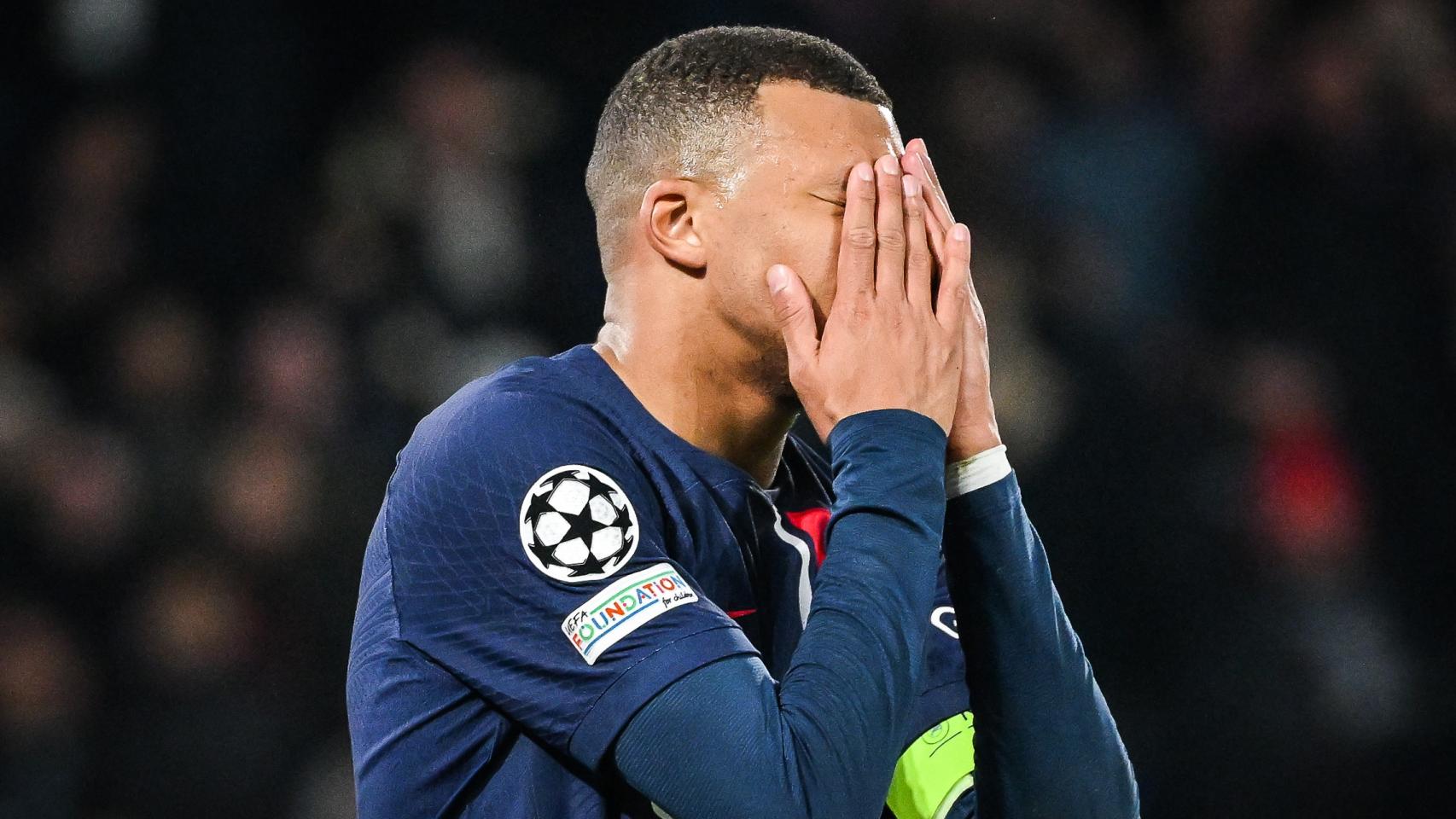 Mbappé se lleva las manos a la cara durante un partido del PSG