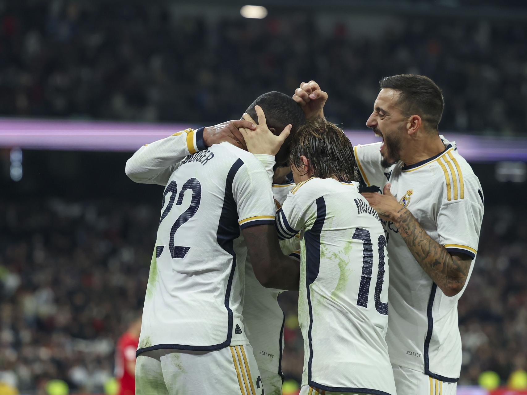 Los jugadores del Real Madrid celebran el gol de Rüdiger.