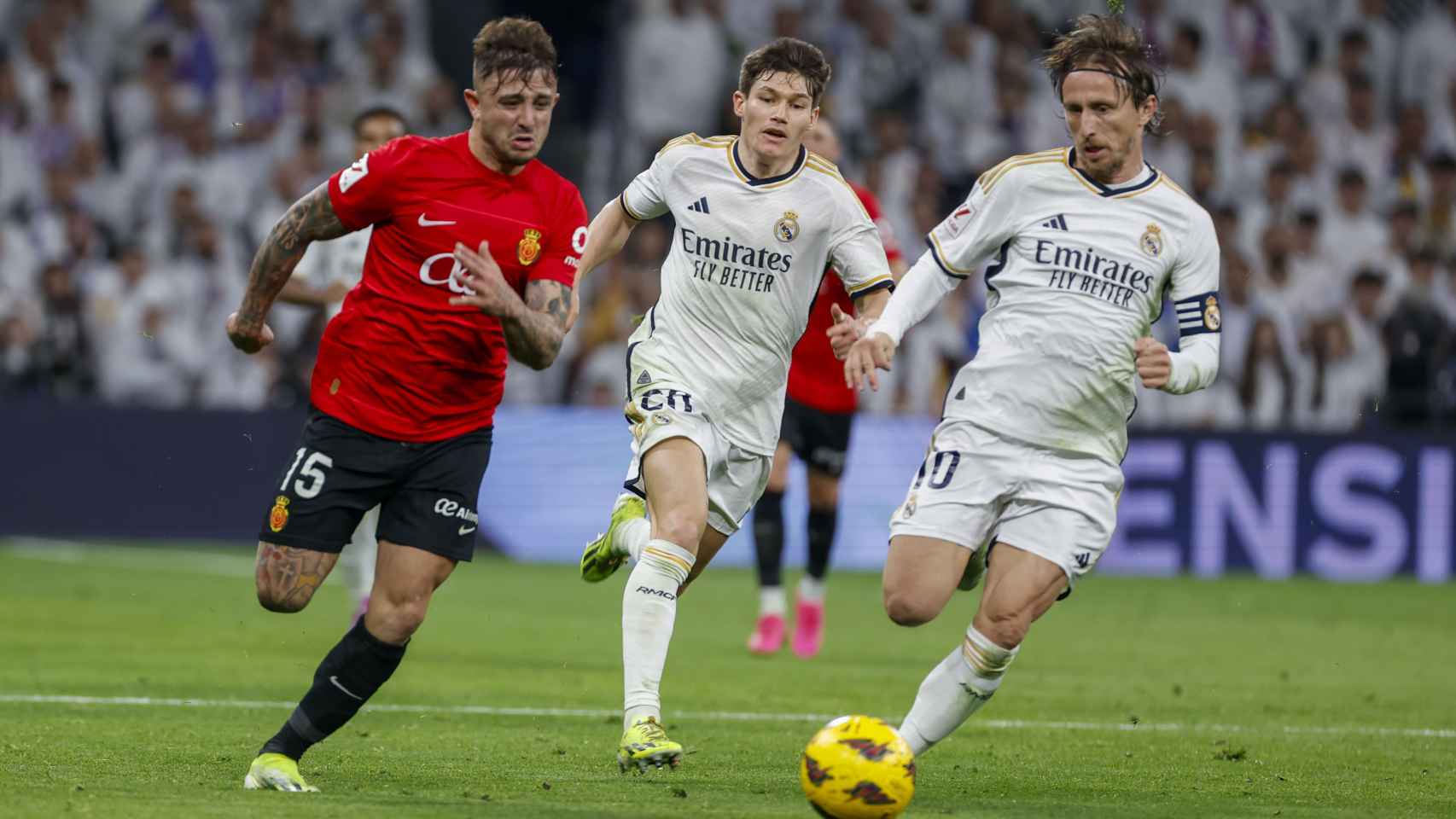 Luka Modric controla un balón frente a la presión del Mallorca.