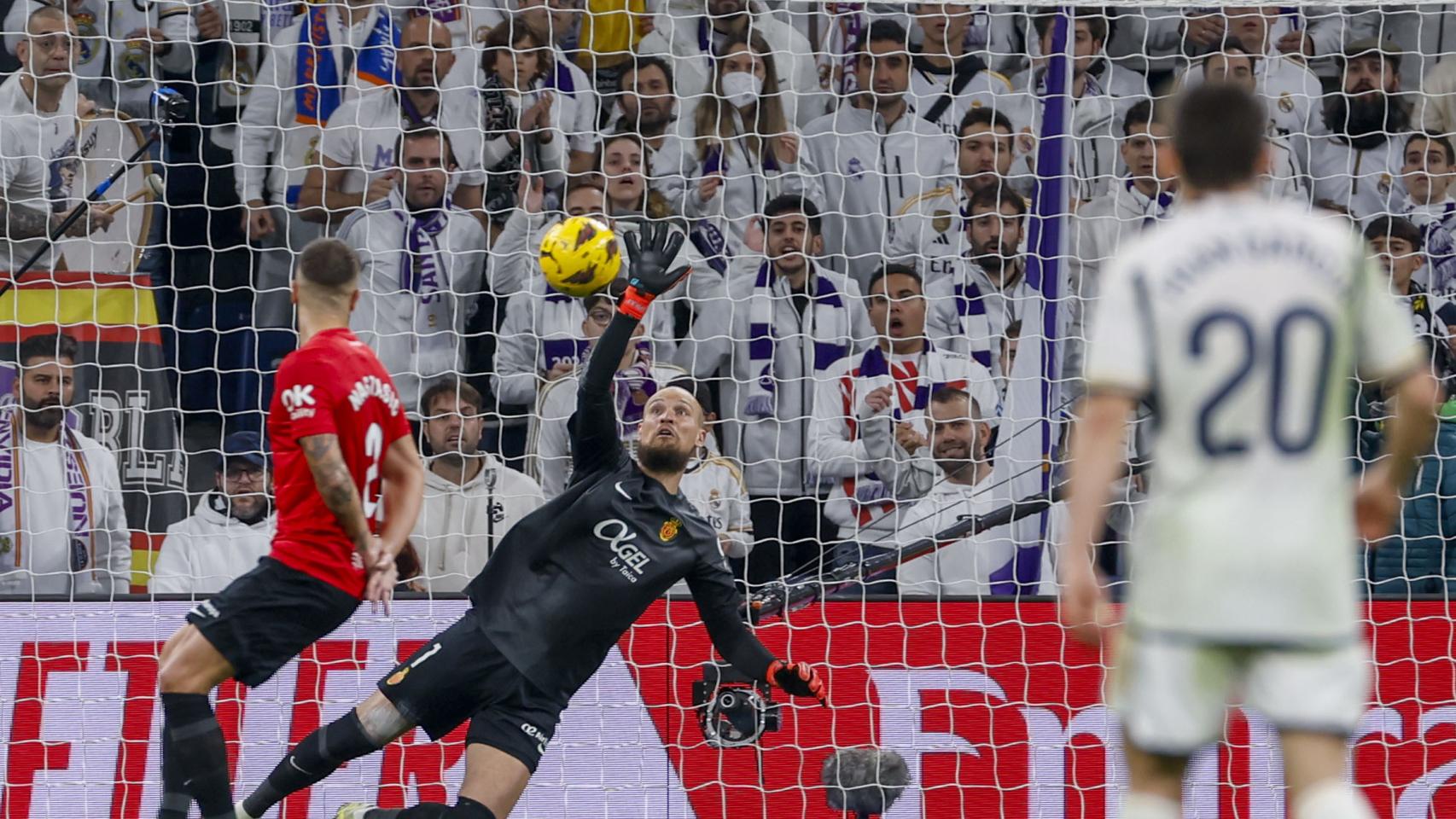 Rajkovic realiza una parada al Real Madrid.