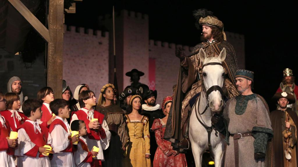Un grupo de actores interpreta uno espectáculo en Puy du Fou Toledo.