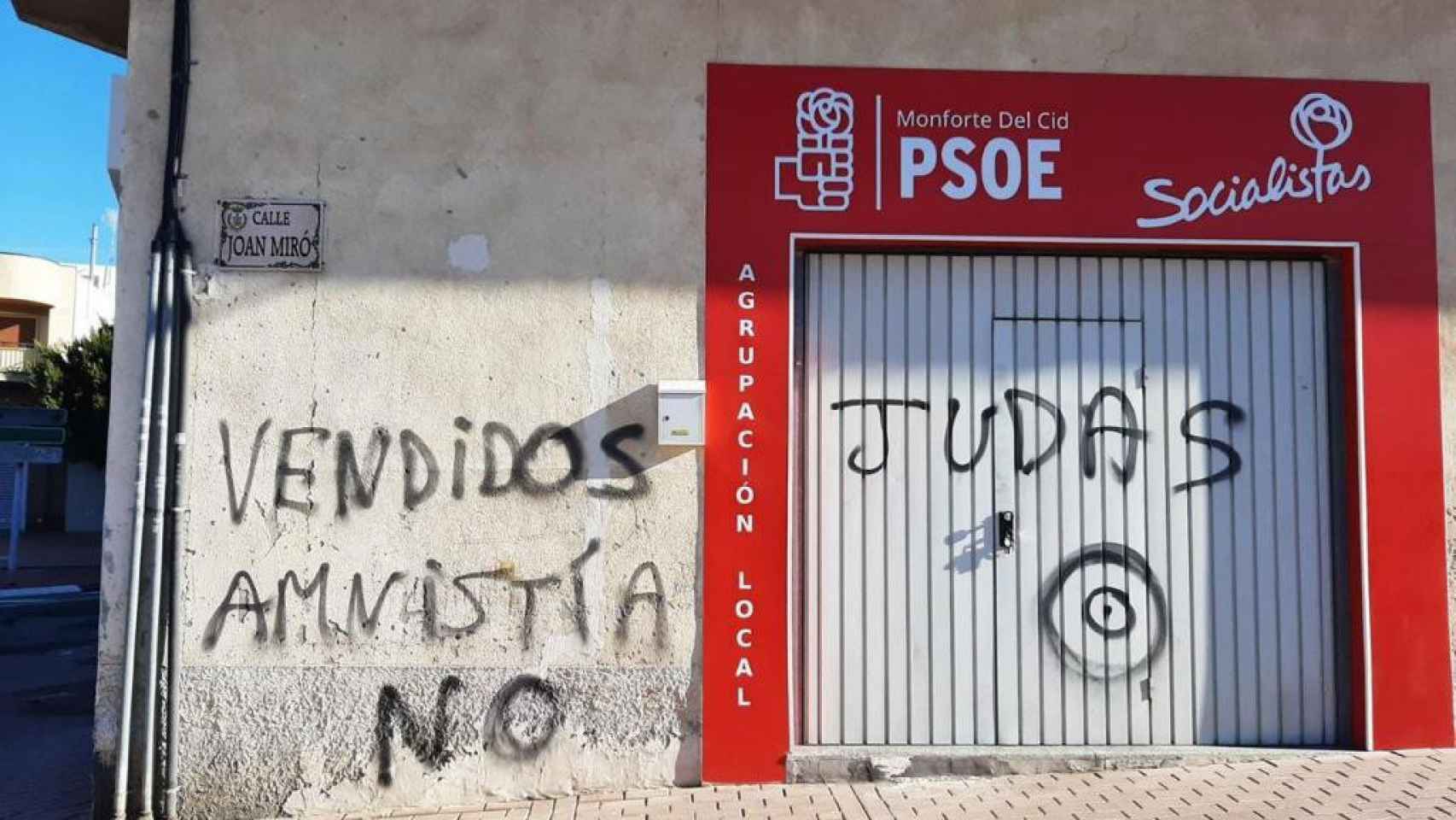 Las fotografías que el PSOE incluirá en su denuncia por delito de odio
