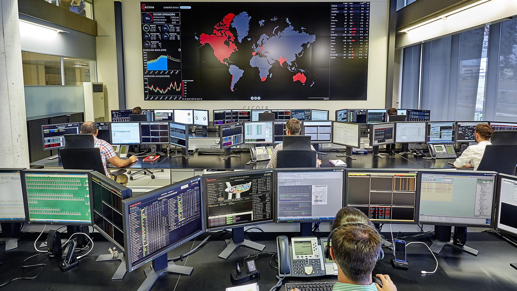 El interior del Centro de Control de Energías Renovables de Acciona en Pamplona.