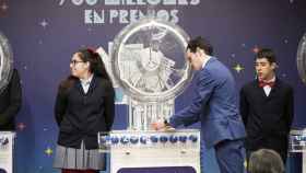 Preparación de los bombos y las bolas antes de la celebración del Sorteo Extraordinario del Niño, a 6 de enero de 2023, en Madrid (España)