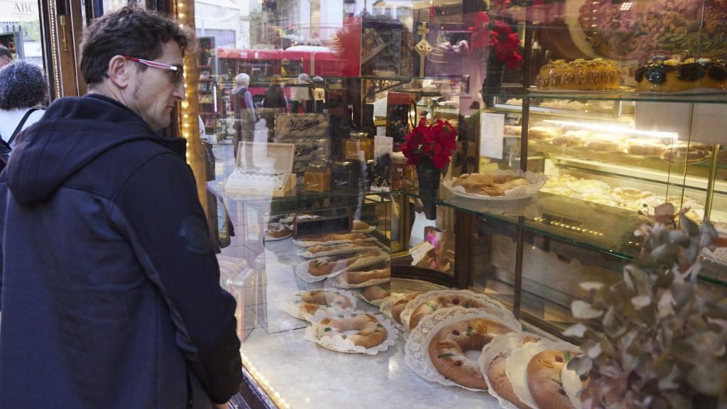 Detalle del Roscón de Reyes en la vitrina de una confitería en Sevilla.