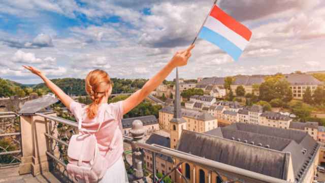 Una chica con la bandera de Luxemburgo