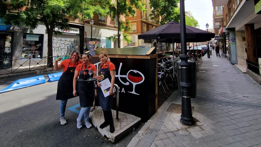 Roselba Ramírez (izq.) junto a dos de sus empleadas en su 'terraza Covid' recién clausurada en la Arrocería El Trato del barrio madrileño de Chamberí.