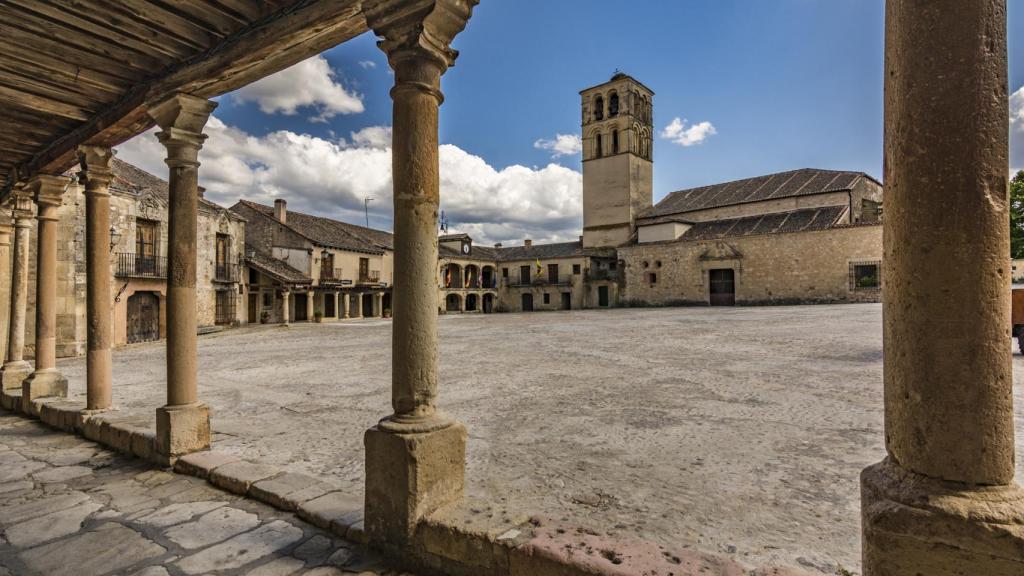Conoce cuál es el pueblo cerca de Madrid en el que comer el mejor lechazo: es uno de los más bonitos de España.