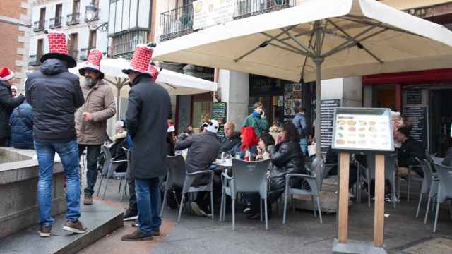 Madrileños celebrando la Navidad en bares de Madrid.