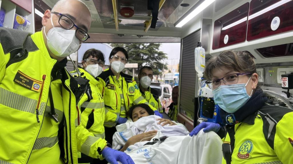 Los sanitarios del Samur-PC junto a la madre que ha dado a luz en Méndez-Álvaro.