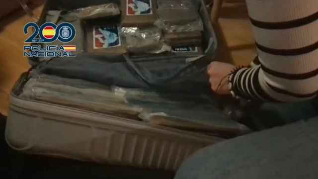 Imágenes de la cocaína oculta en maletas que entraban por Barajas.