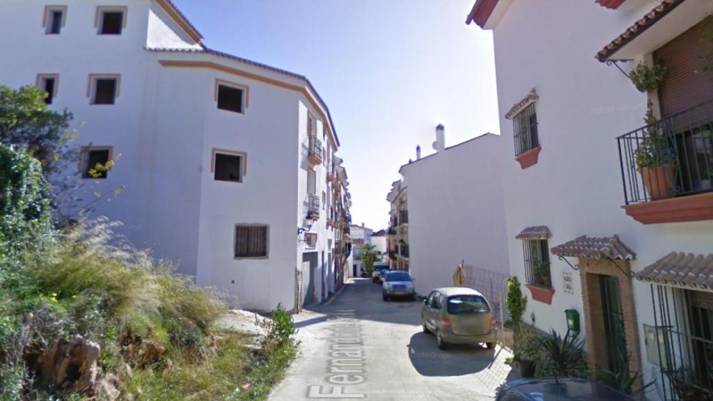 La calle donde se encuentra la vivienda donde ocurrió el suceso.