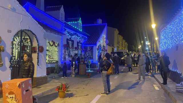 Los vecinos de la Colonia Santa Inés de Málaga convierten sus calles en un poblado navideño.
