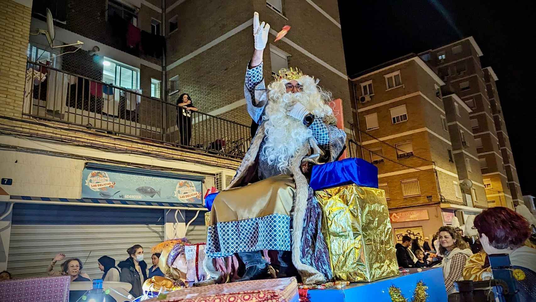 Los Reyes Magos recorren Carretera de Cádiz, que salió a la calle para recibirlos