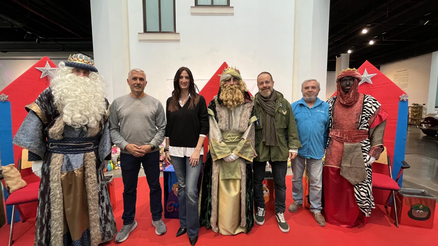 Juan Carlos Giardín, Mar González, Juan Carlos Barroso y Manuel Calvo junto a los Reyes Magos.