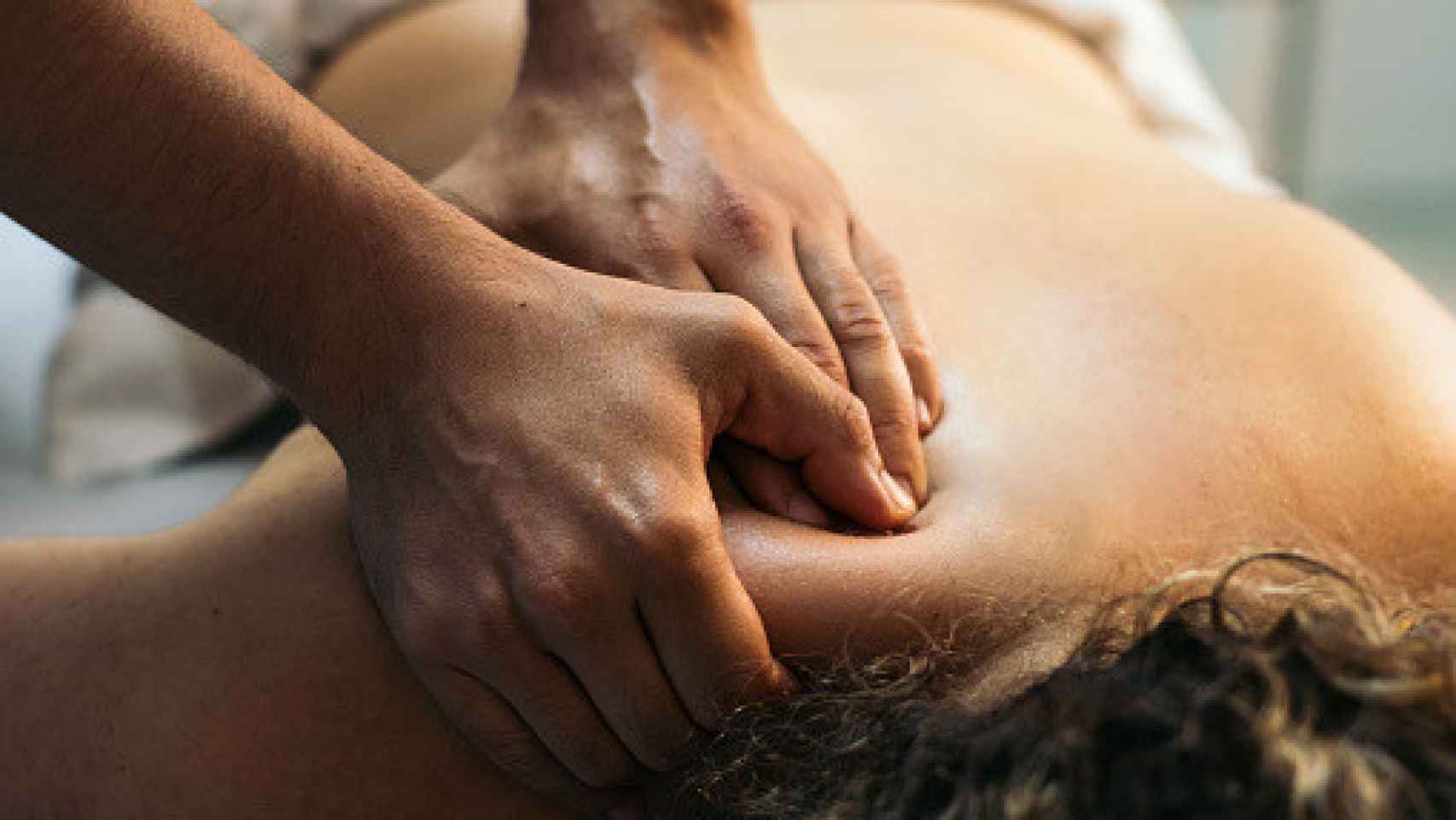 Una persona recibiendo un masaje.
