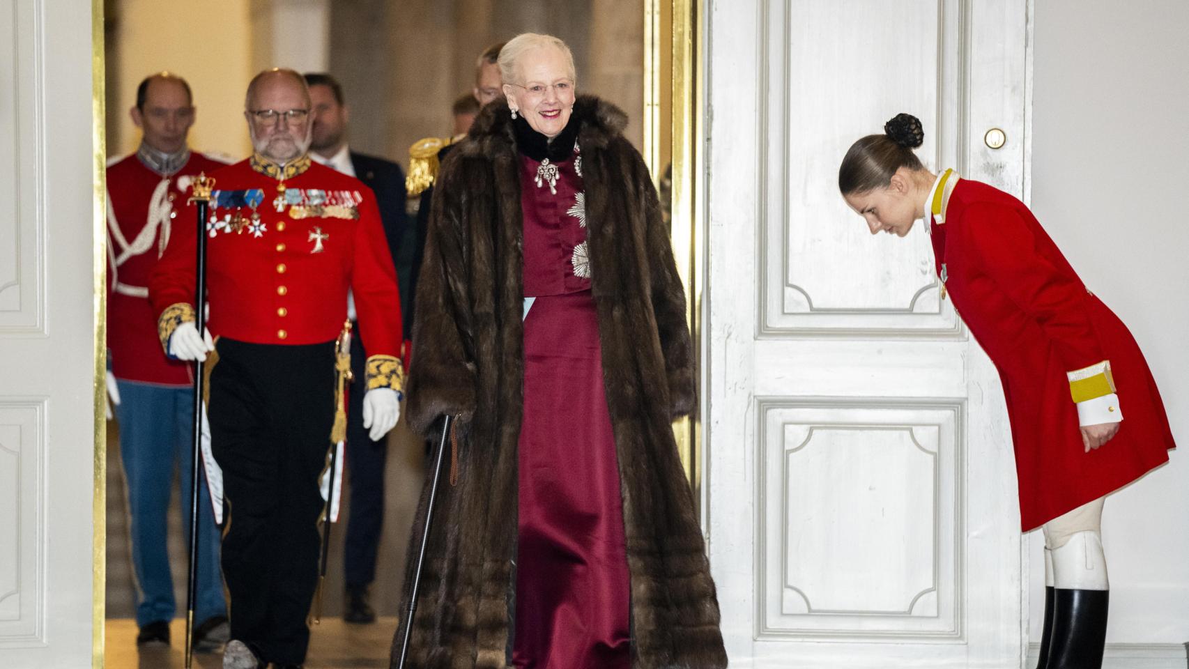 La reina Margarita a su llega a la recepción.