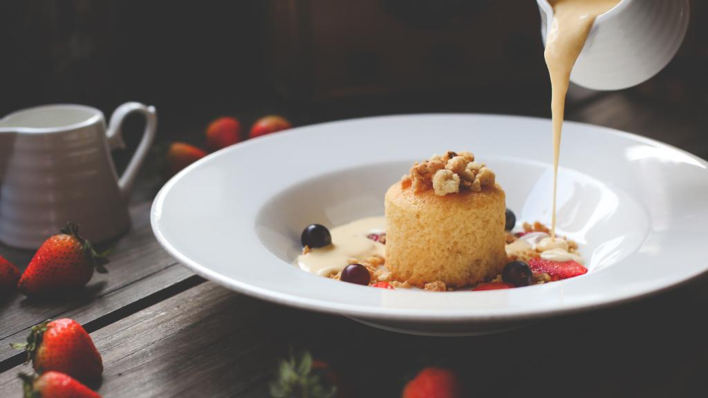 Plato bien servido en la mesa.