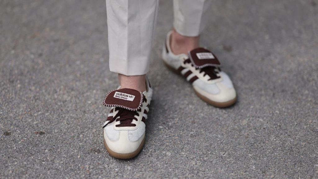 Detalle de un par de deportivas de Adidas.