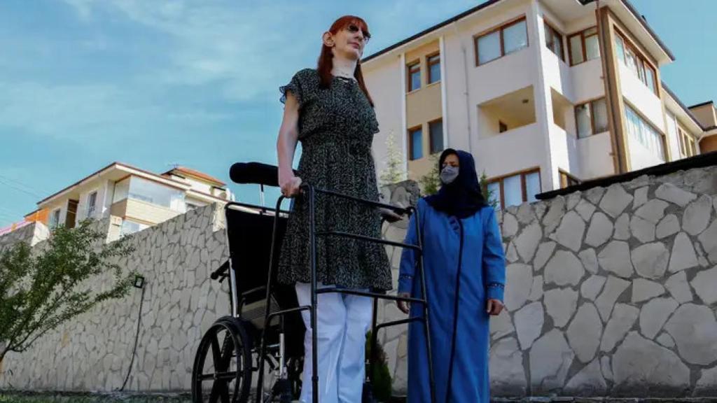 La mujer más alta del mundo Rumeysa Gelgi posa a su madre Safiye Gelgi, el 14 de octubre de 2021.