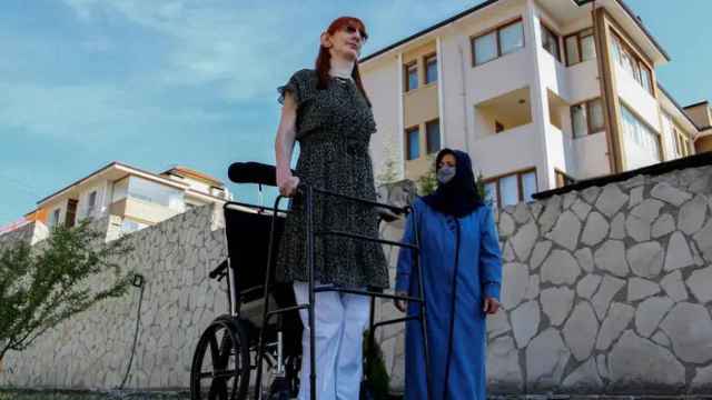 La mujer más alta del mundo Rumeysa Gelgi posa a su madre Safiye Gelgi, el 14 de octubre de 2021.