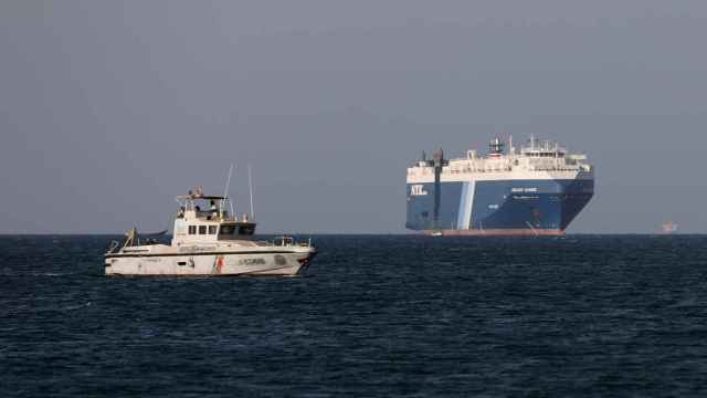 Una lancha de la Guardia Costera de Yemen cerca del barco comercial Galaxy Leader el pasado mes de diciembre en el mar Rojo.