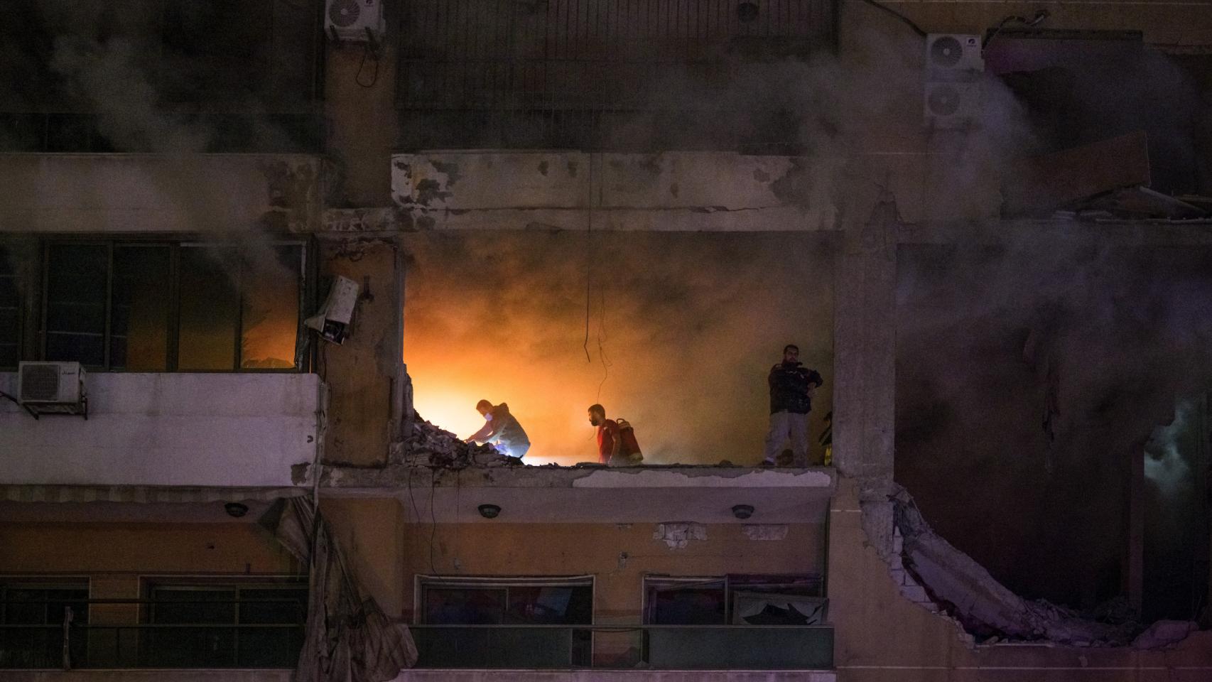 Bomberos de Beirut en las oficinas de Hamás atacadas por Israel este miércoles.