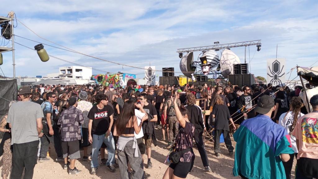 Miles de personas siguen de fiesta en la rave del circuito de motos de Fuente Álamo.