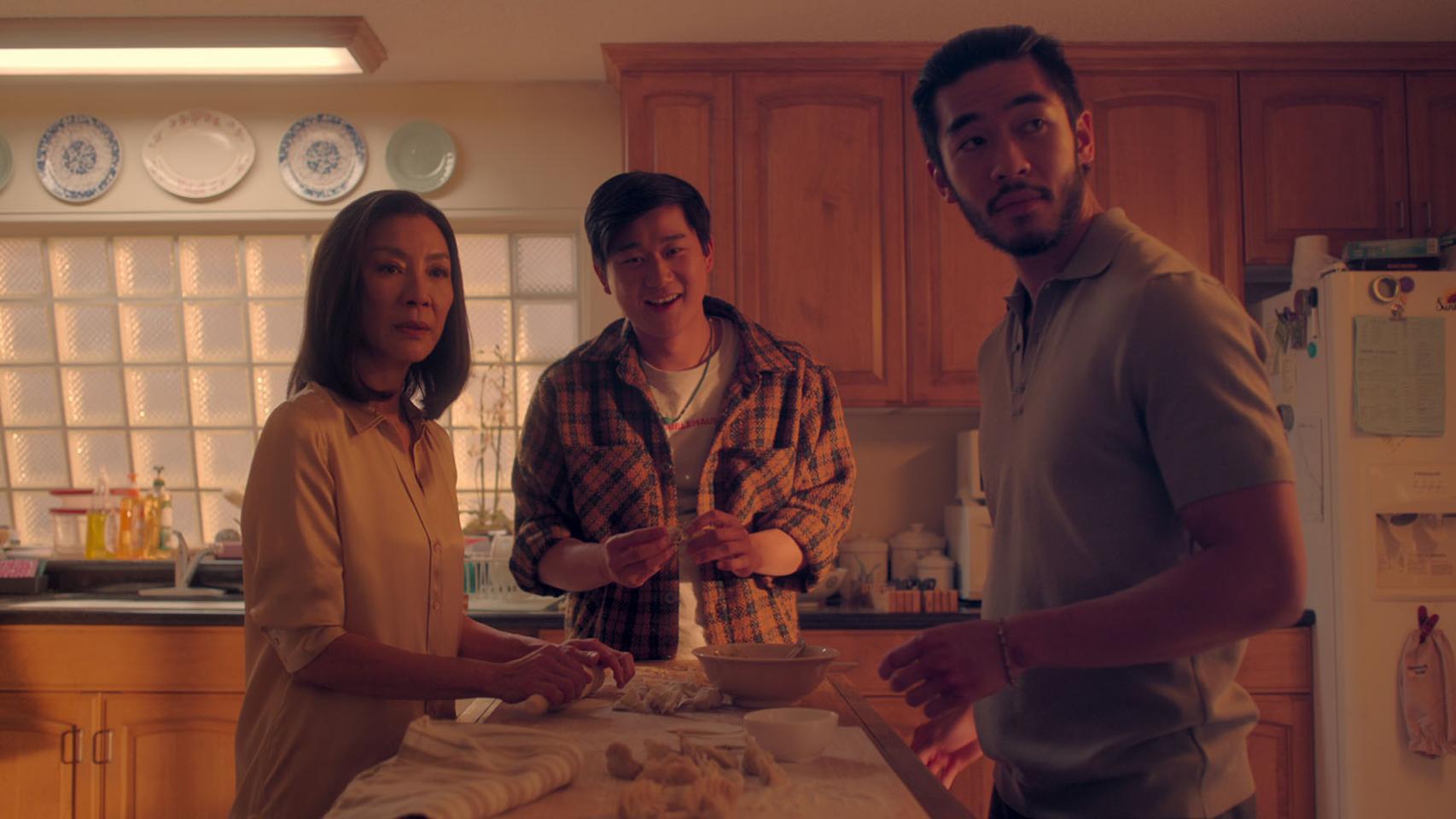 Michelle Yeoh es la matriarca de una familia de gángsters en 'Los hermanos Sun': así es la nueva serie de Netflix