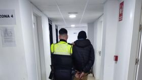 Detienen a un carterista hiperactivo con dos órdenes de arresto que llevaba semanas robando en Sevilla