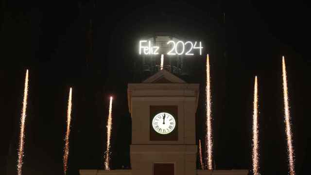 El reloj de la Real Casa de Correos felicita el 2024 con fuegos artificiales, tras las campanadas de Nochevieja 2023, el 1 de enero de 2024