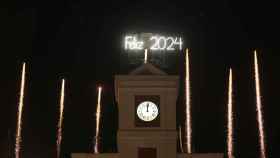 El reloj de la Real Casa de Correos felicita el 2024 con fuegos artificiales, tras las campanadas de Nochevieja 2023, el 1 de enero de 2024
