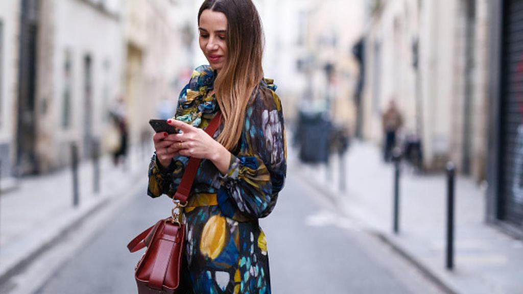 Una mujer, consultando su teléfono.