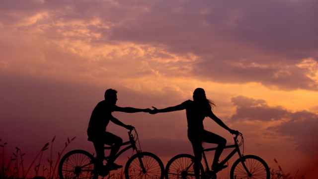 Una pareja montando en bicicleta.